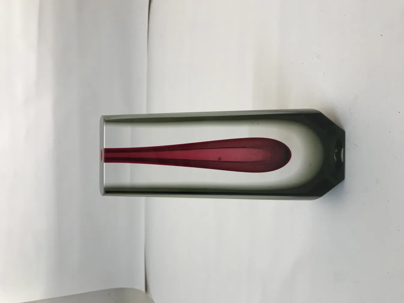 vase murano en forme rectangulaire avec intérieur rouge et extérieur transparent