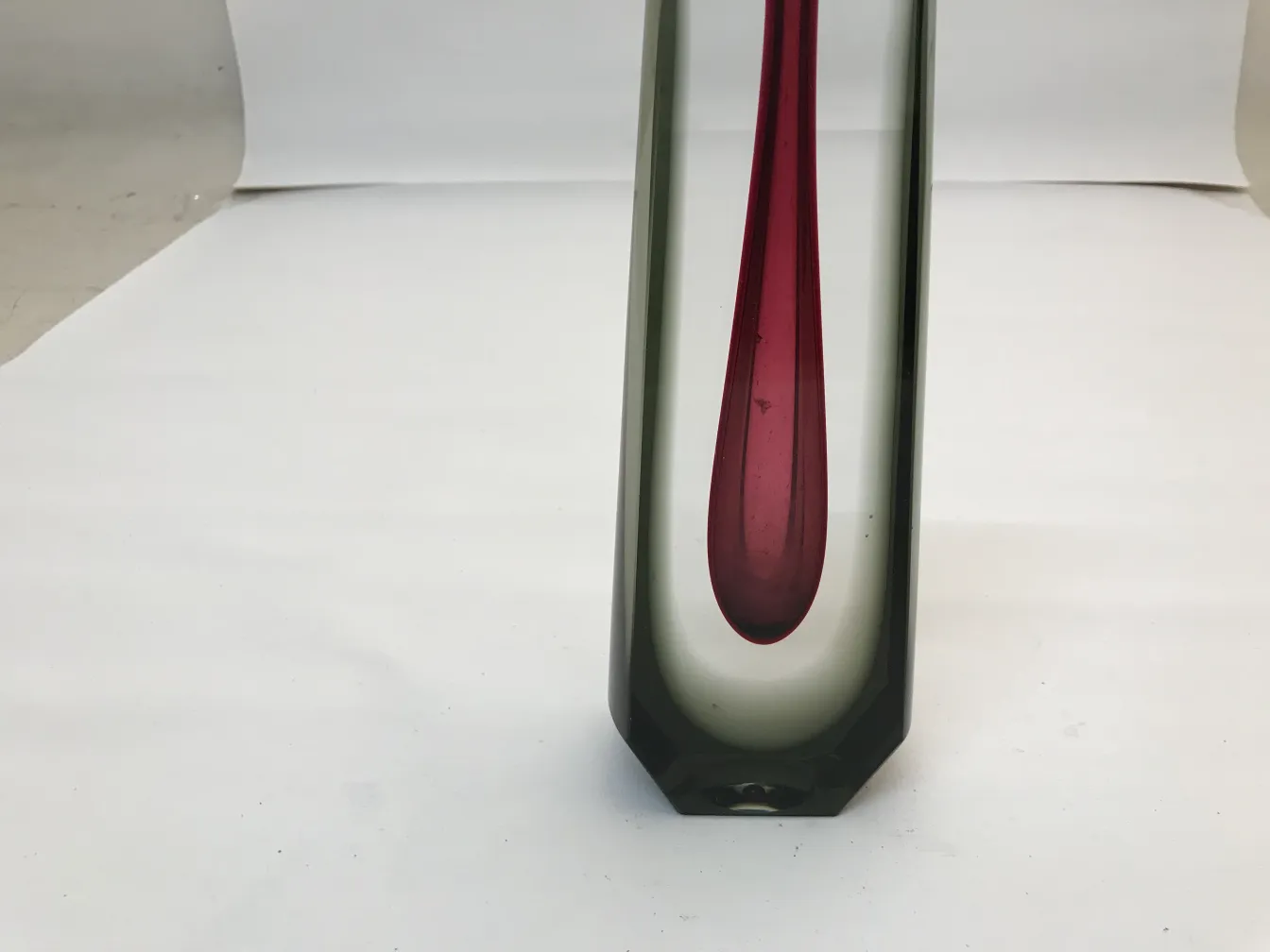 vase murano avec forme élégante et intérieur coloré