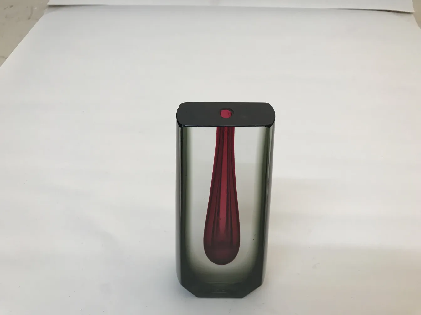 vaso de murano antigo, com forma retangular e interior vermelho