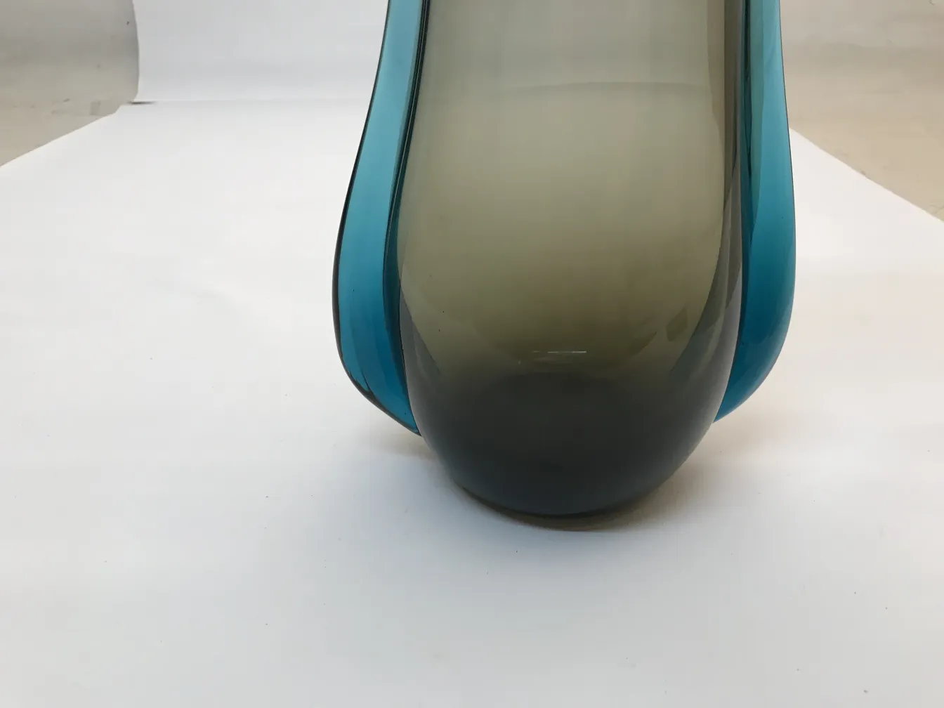 Antike Murano-Glasvase mit einem Farbverlauf von Blau zu Grau, auf einem hellen Hintergrund präsentiert.