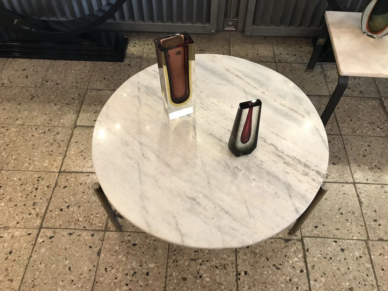 vaso de murano antigo sobre mesa de mármore