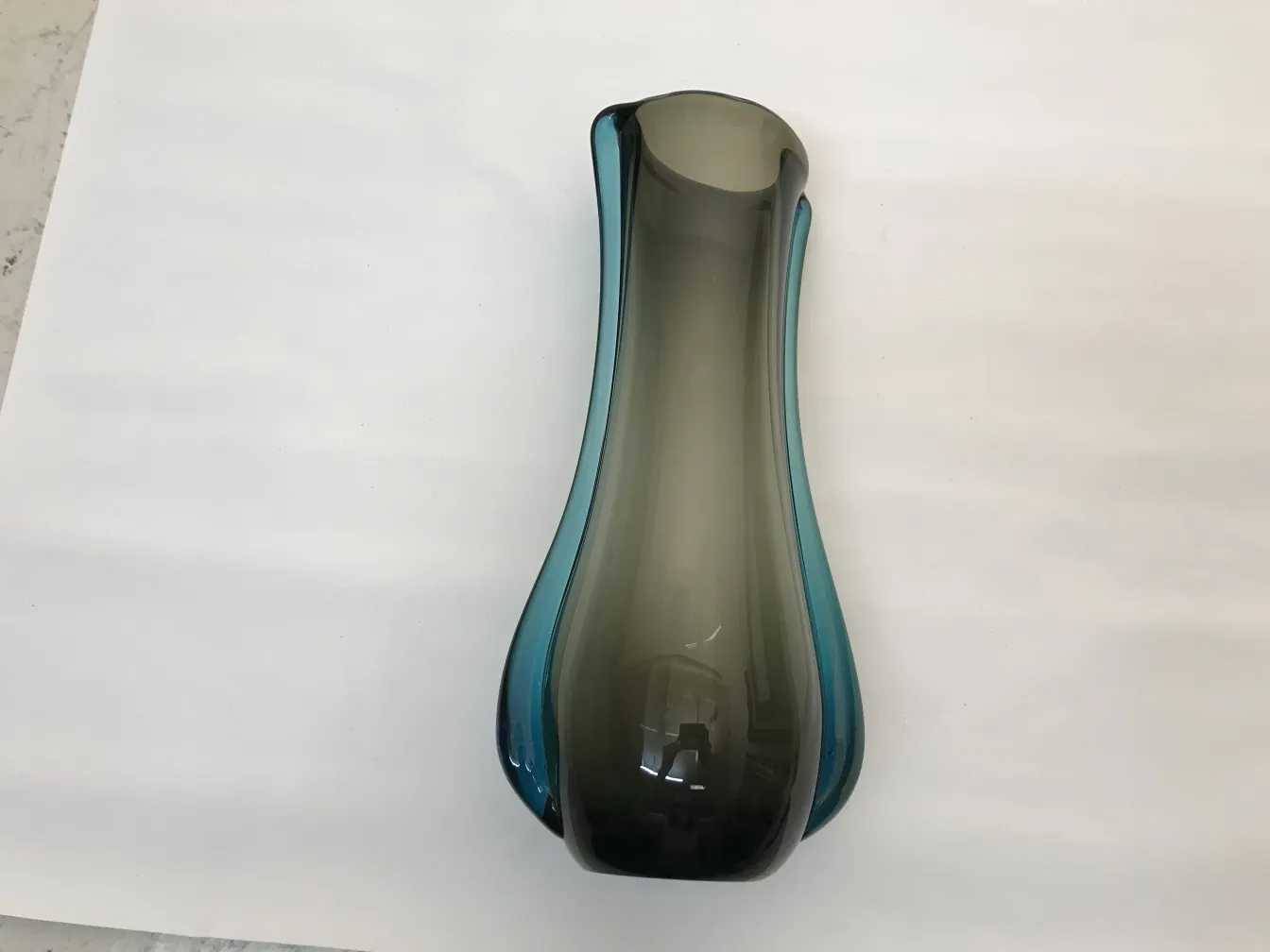 vasso antico di murano con forma elegante e colori tenui