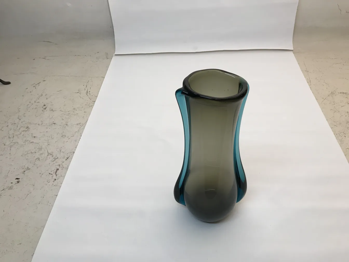 Elegante florero de Murano en cristal con diseño distintivo.