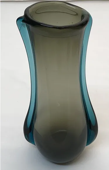 vase murano à forme élégante avec des tons fumés et bleus