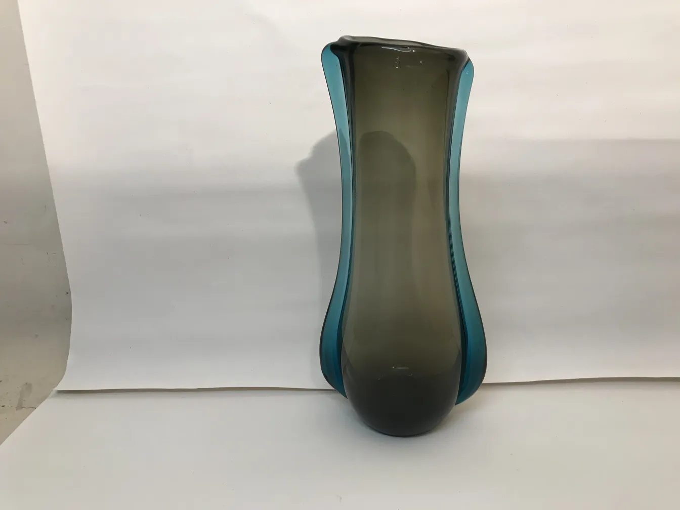 vaso de murano com tons escuros e azuis