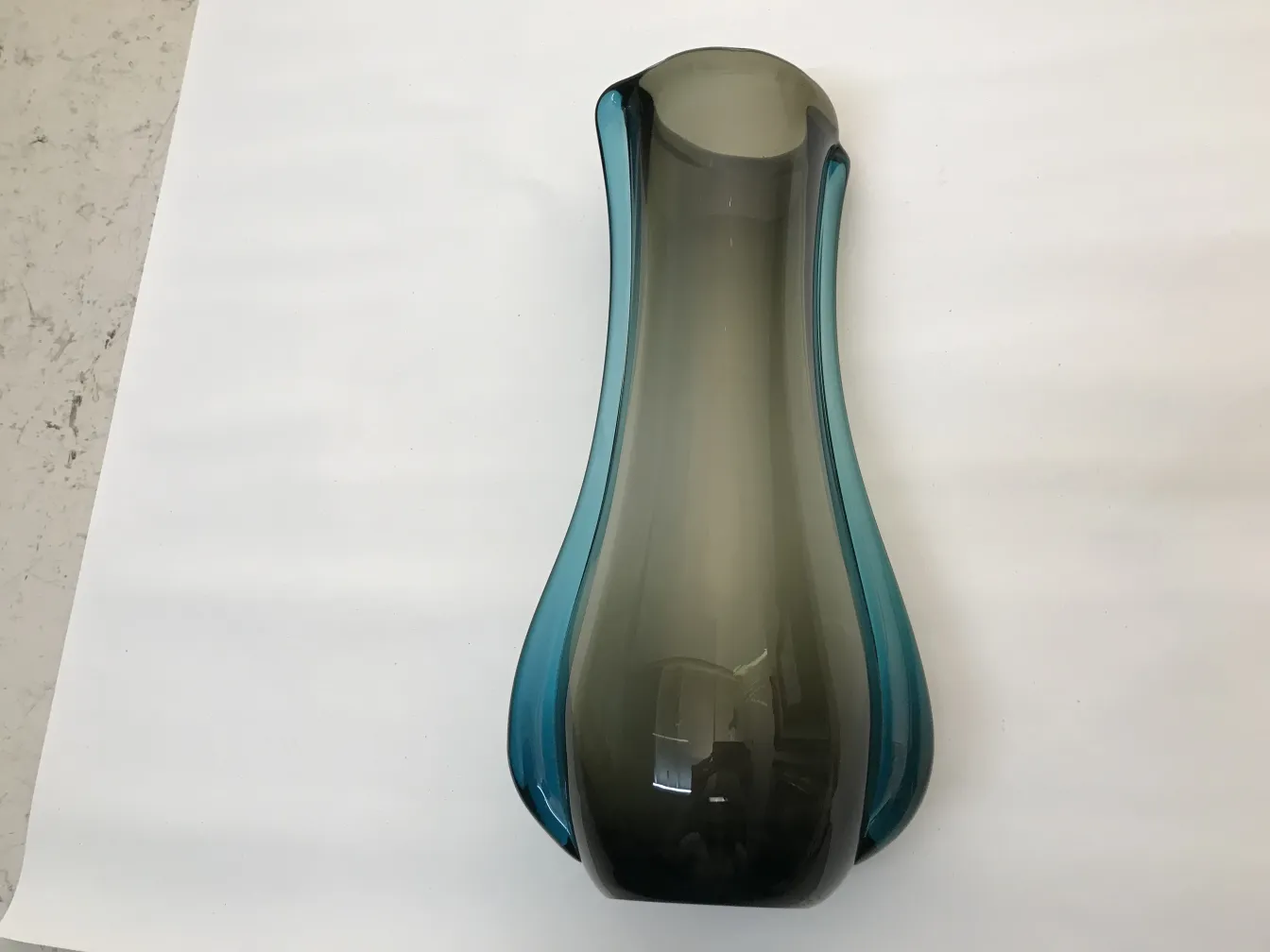 어두운 색조의 세련된 무라노 꽃병