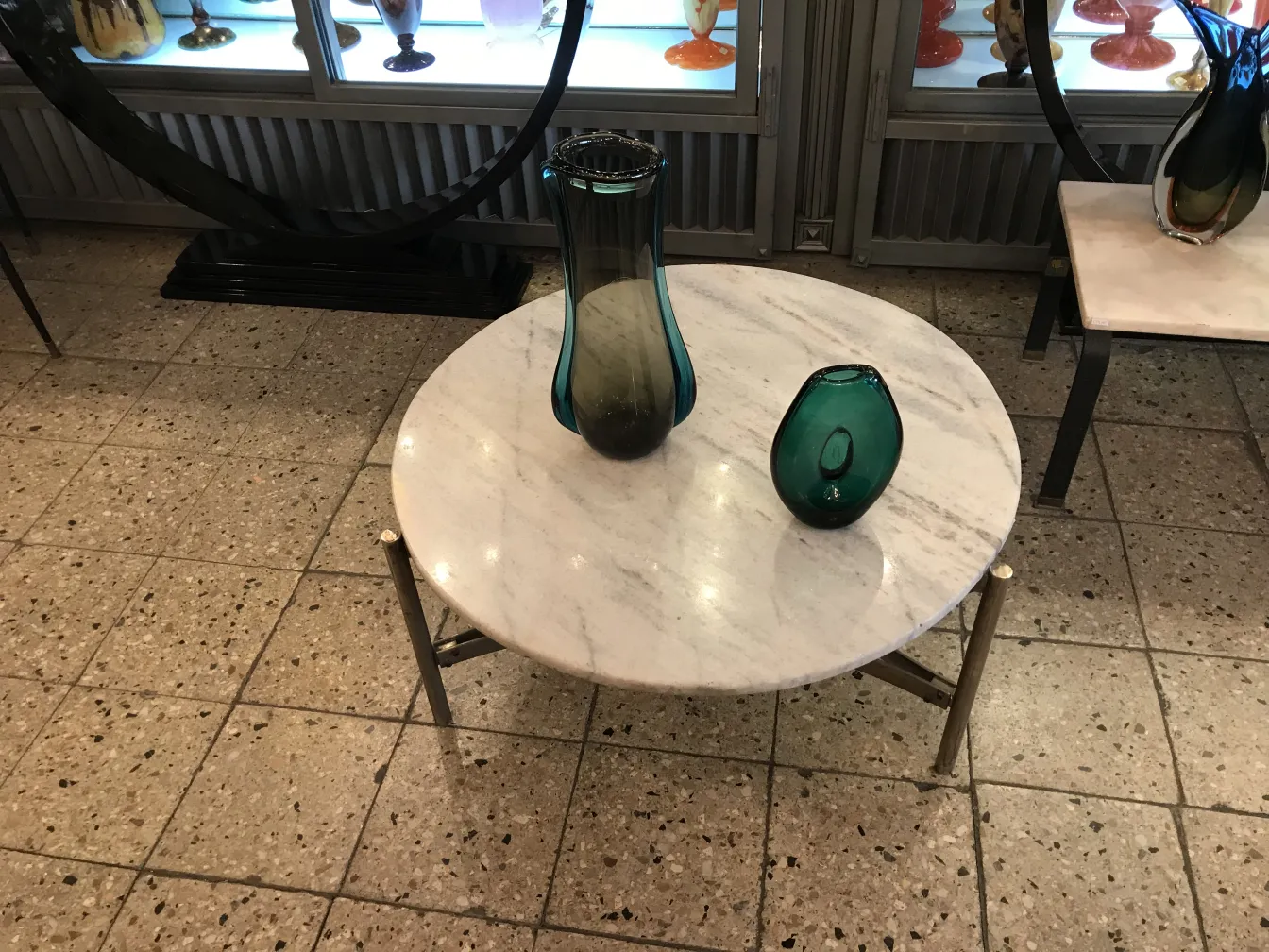 vase de murano entouré d'autres antiquités