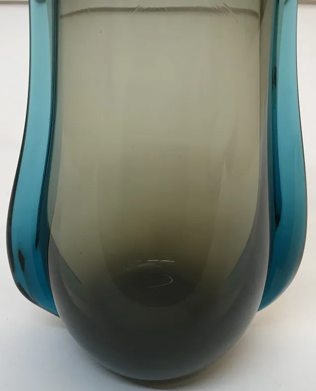 vase di murano antico in toni grigi e blu, design curvato ed elegante
