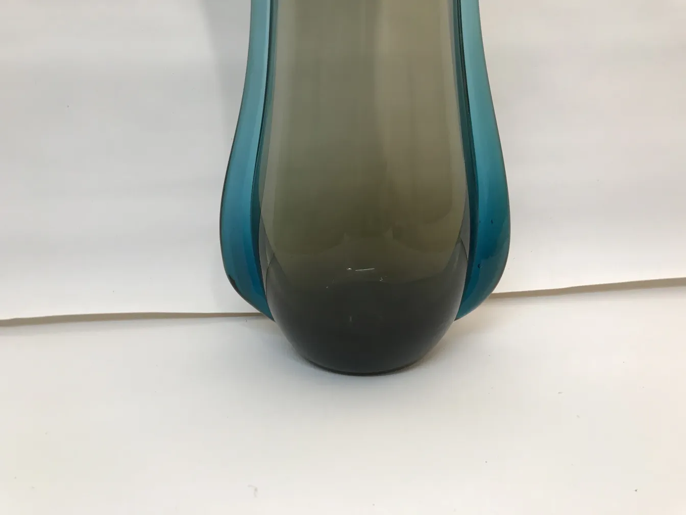 vaso antigo de murano com formas suaves e cores misturando tons de azul e cinza