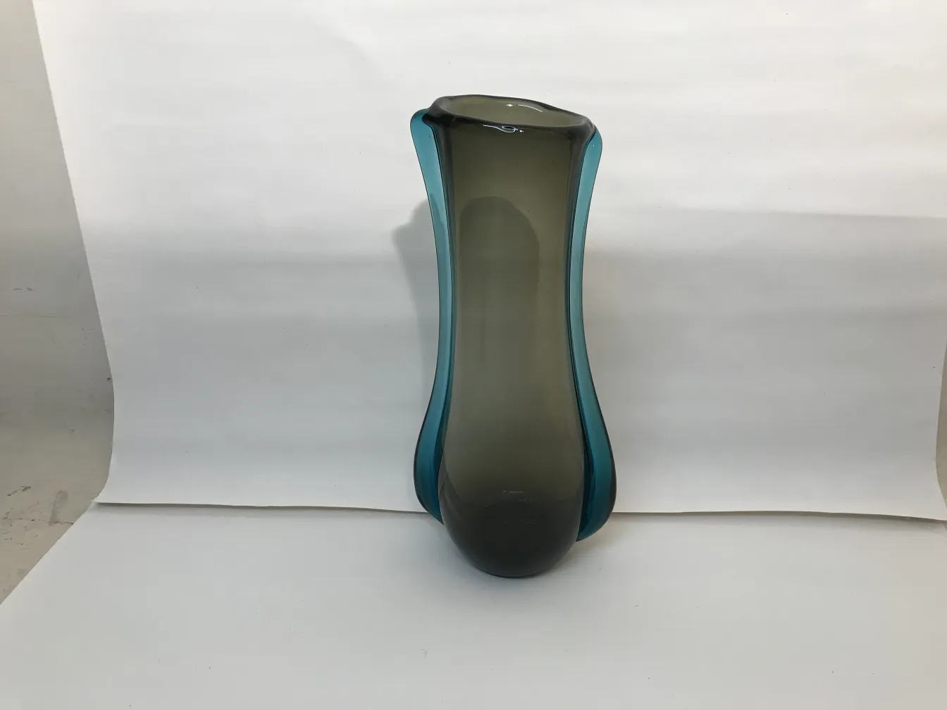 elegante vaso di murano colorato