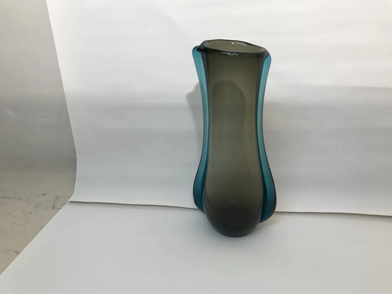 Vaso antico di Murano in tonalità blu, forma elegante