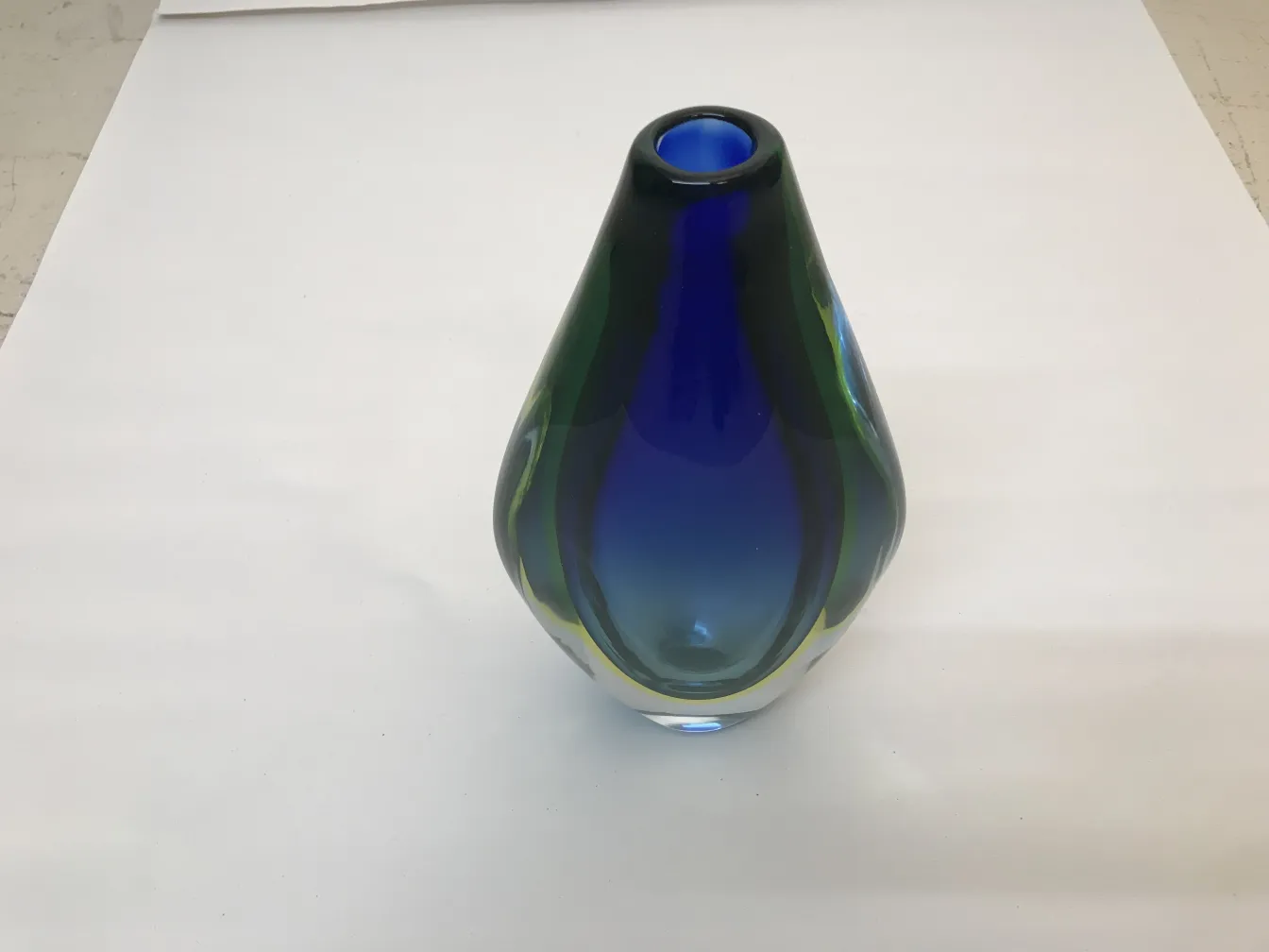Vaso de Murano antigo com cores vibrantes e forma elegante