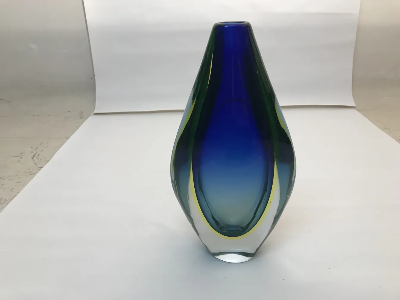 florero de murano en tonos azules y verdes, forma elegante, fondo neutro