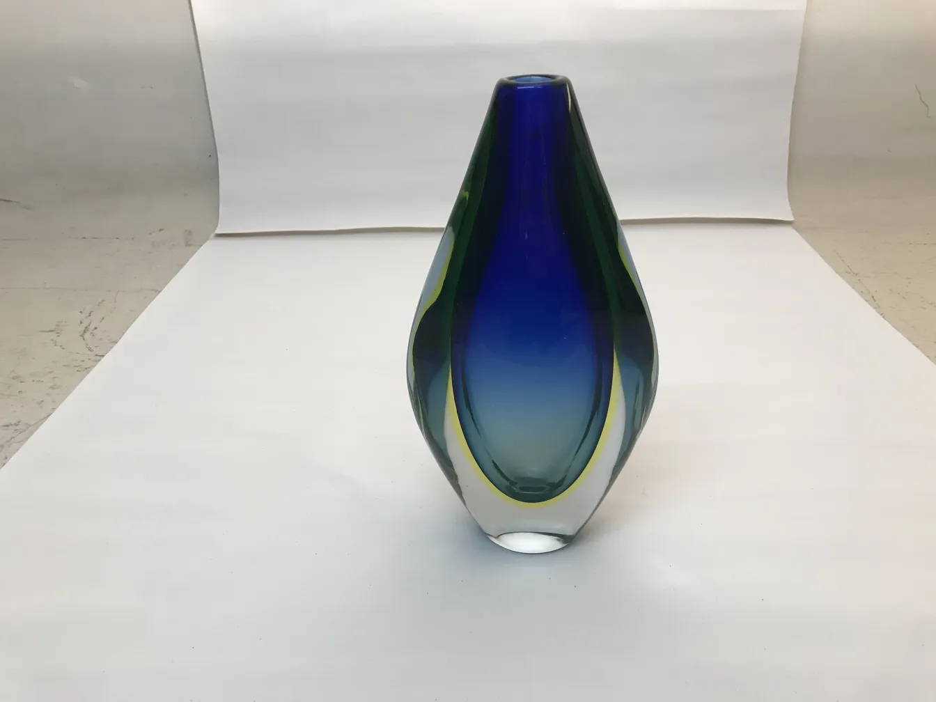 vase murano avec dégradé bleu et vert, forme élégante