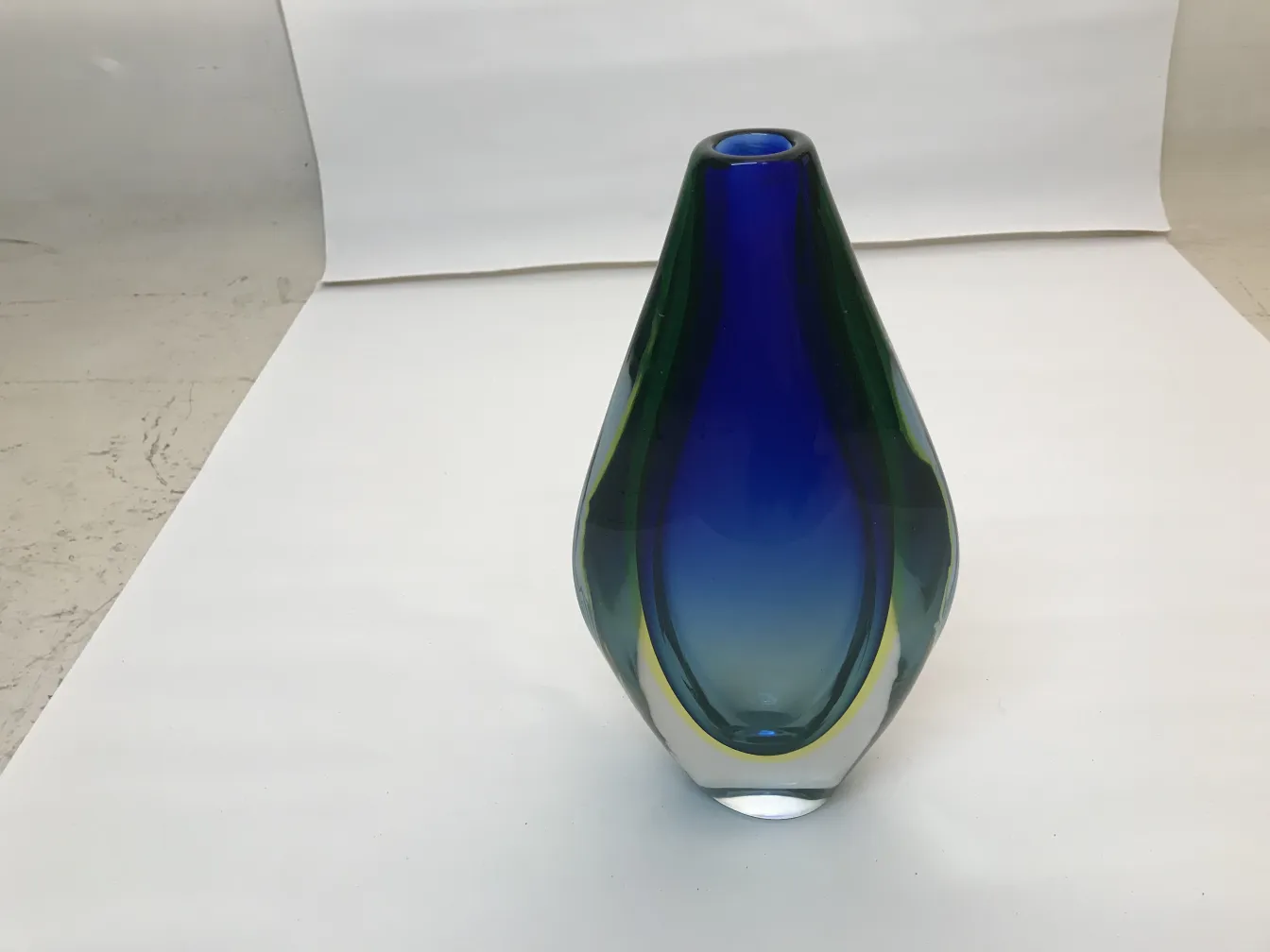 murano-glas in blauen und grünen Tönen, elegante Form