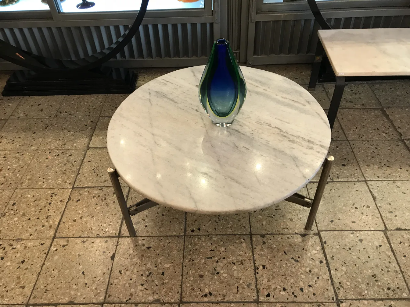 florero de Murano con diseño de colores verde y azul en mesa de mármol