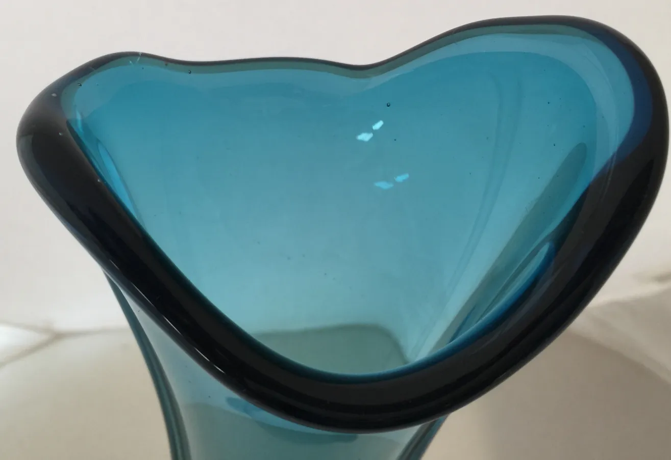 antike murano vase mit blauem und schwarzem design