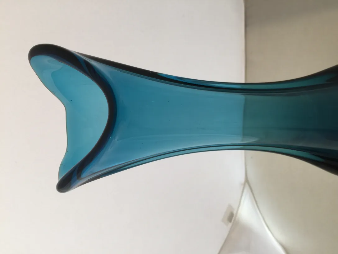 Vaso di Murano antico in tonalità vivaci, decorativo.