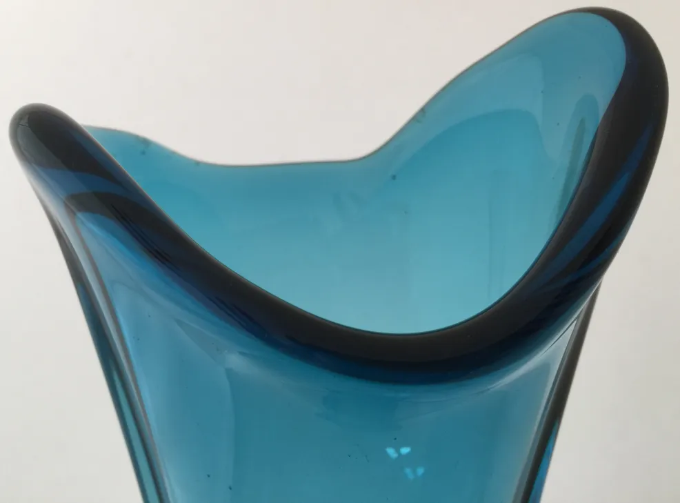 Vaso de Murano com tons de azul e formas fluidas, fundo claro.