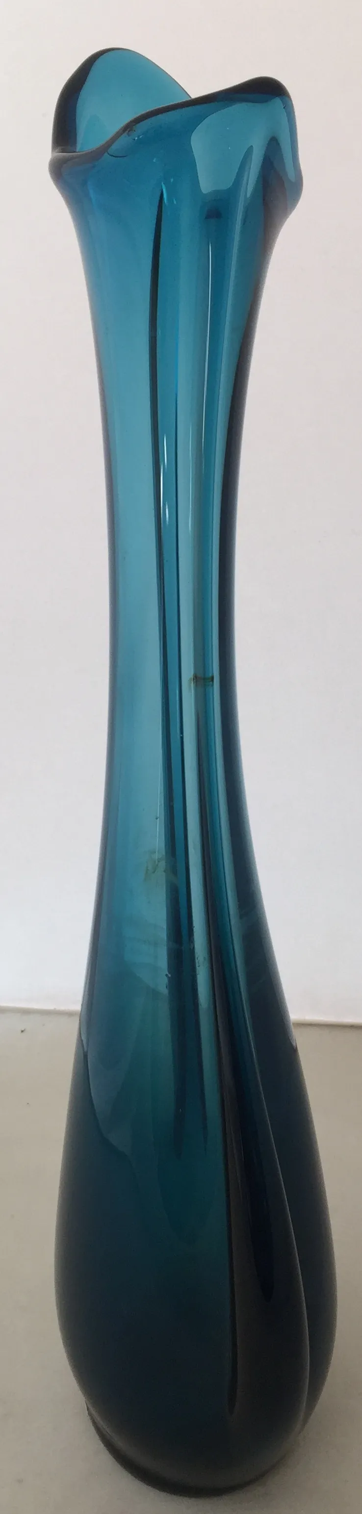 antike murano-vase, blau, mit eleganter form vor hellem hintergrund