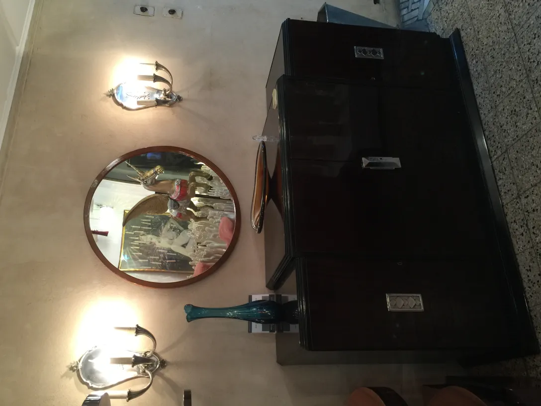 vaso de murano antigo com decorações coloridas em ambiente doméstico