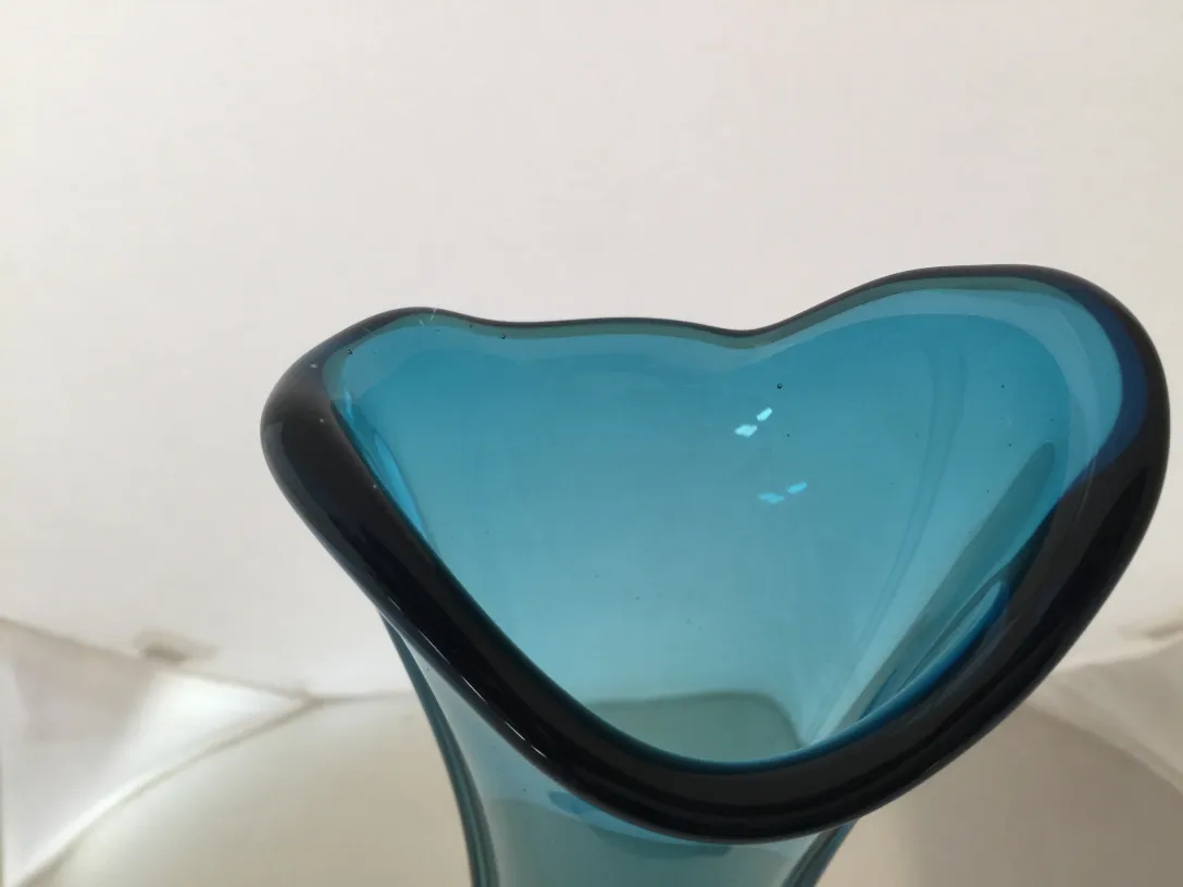 vase di murano blu con bordo nero in forma unica