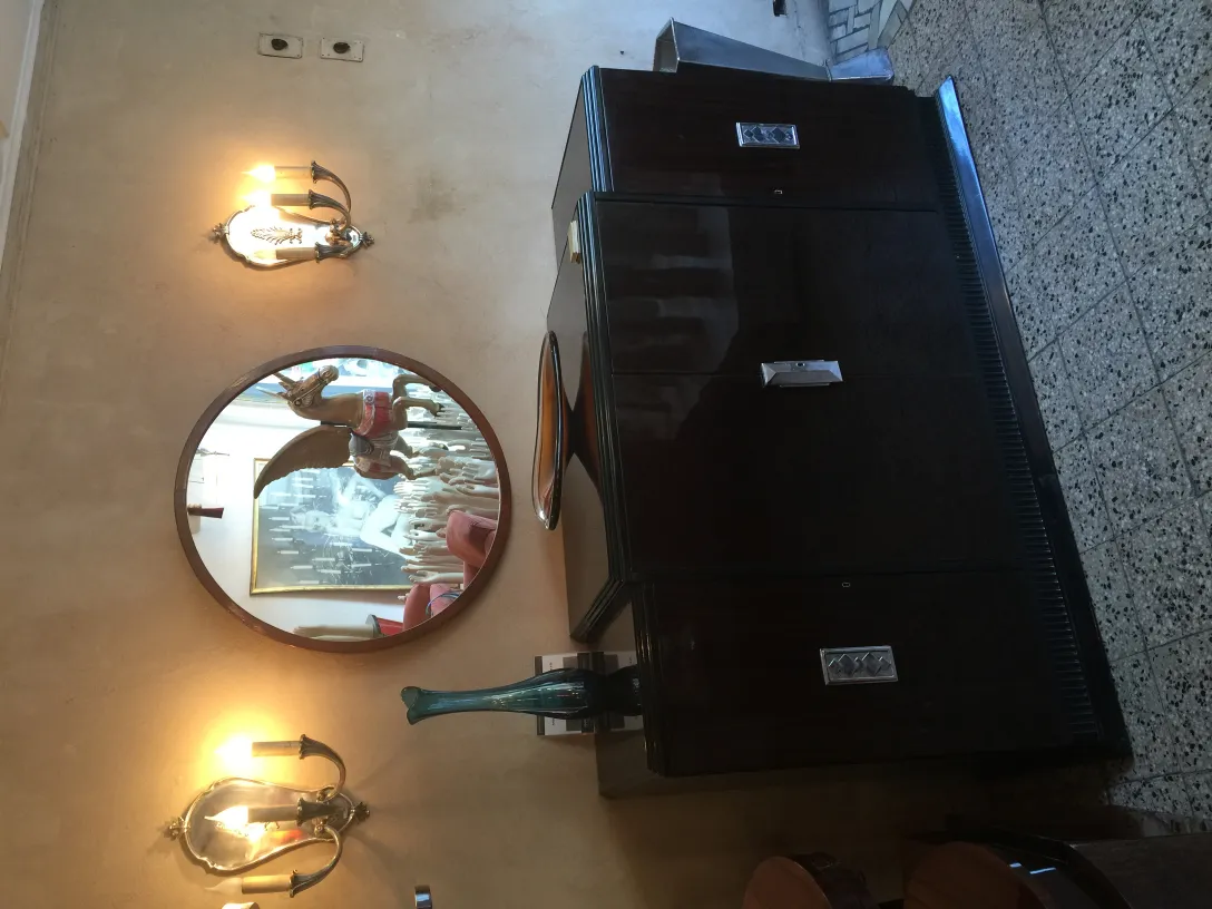 vaso di murano su un tavolo con luce soffusa e arte sullo sfondo