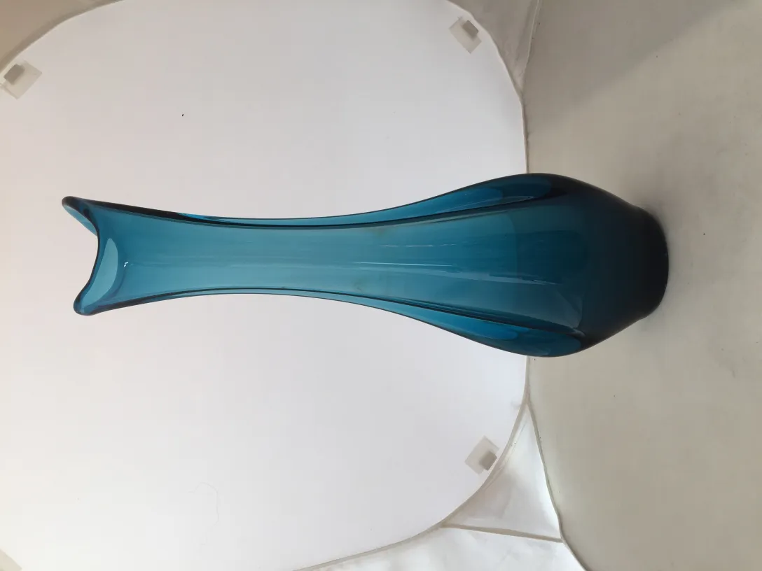 Vaso antigo de Murano azul, forma elegante e curvada