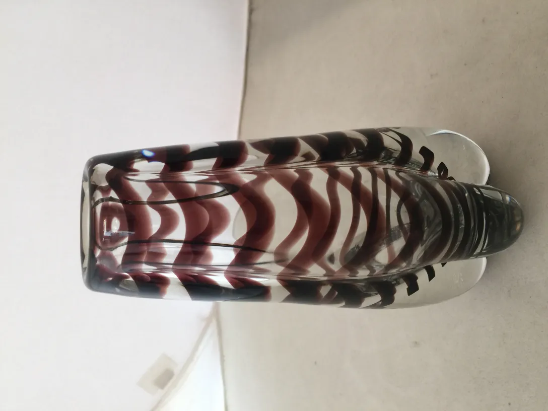 Vaso di Murano antico con motivi decorativi colorati, sfondo neutro.