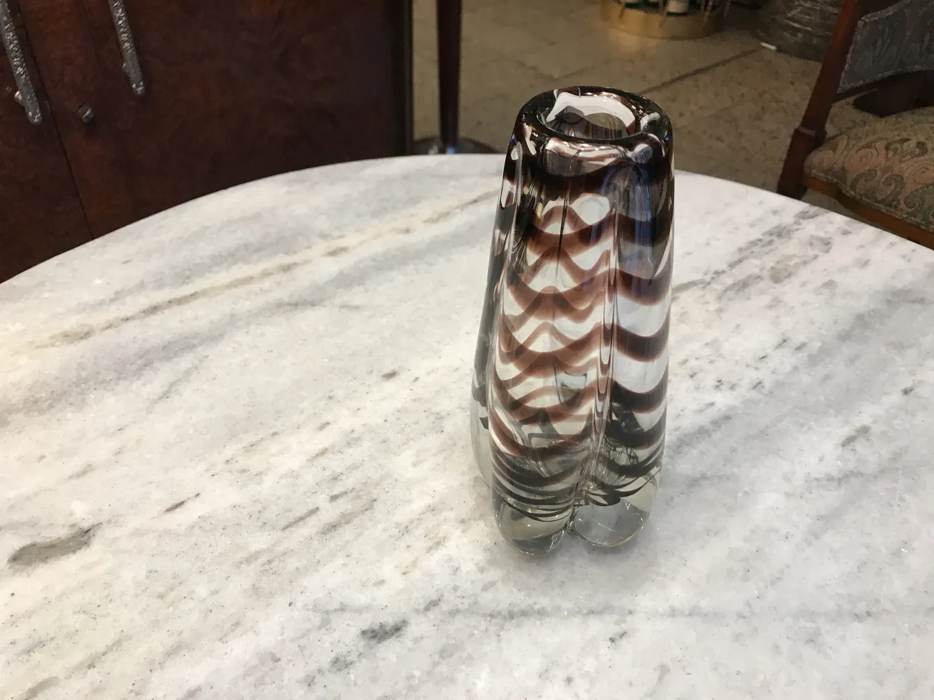 antiker Murano-Glas auf Marmortisch mit dekorativem Design