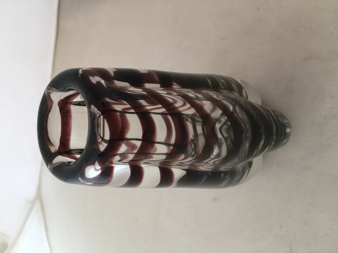 vase antique de Murano présentant un motif de rayures tricolores