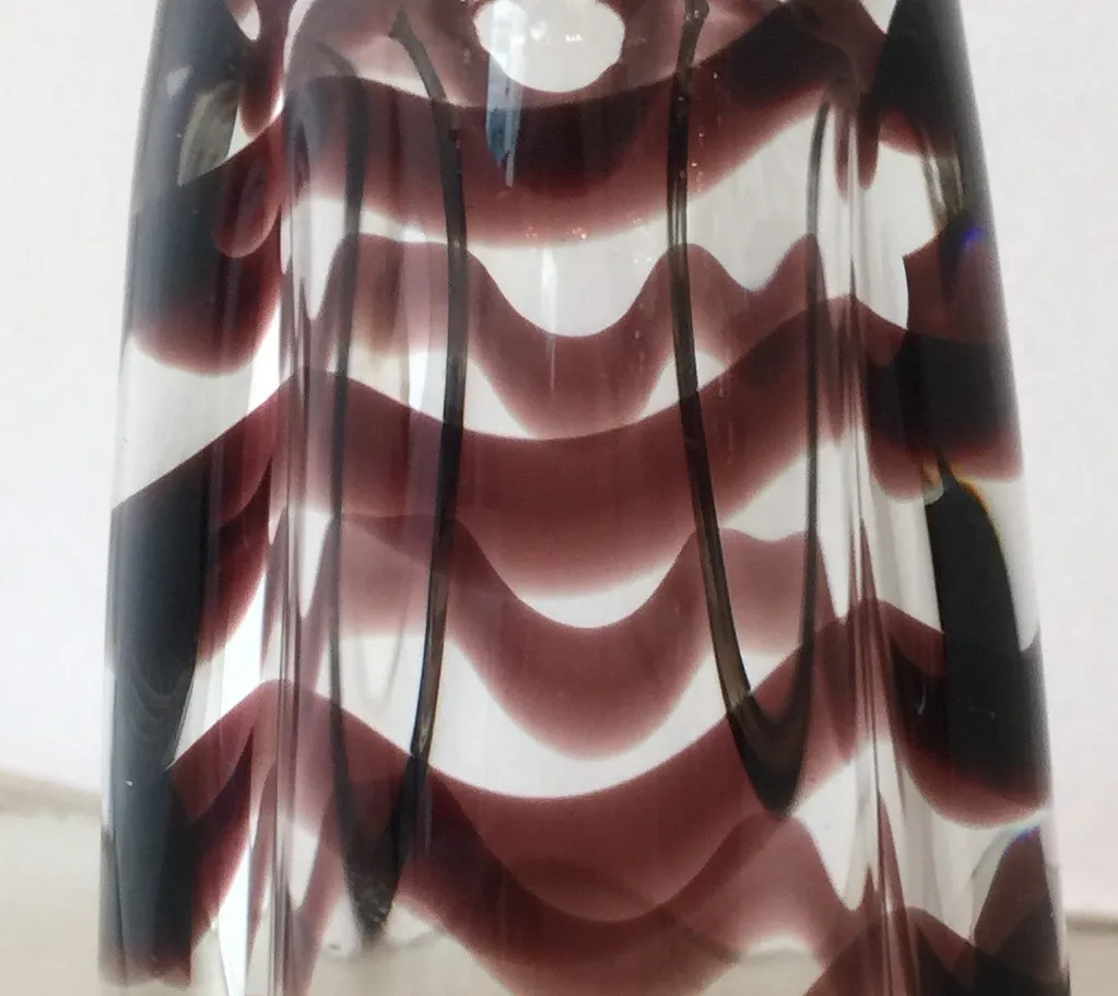 vase murano avec motif ondulé en couleurs chaudes