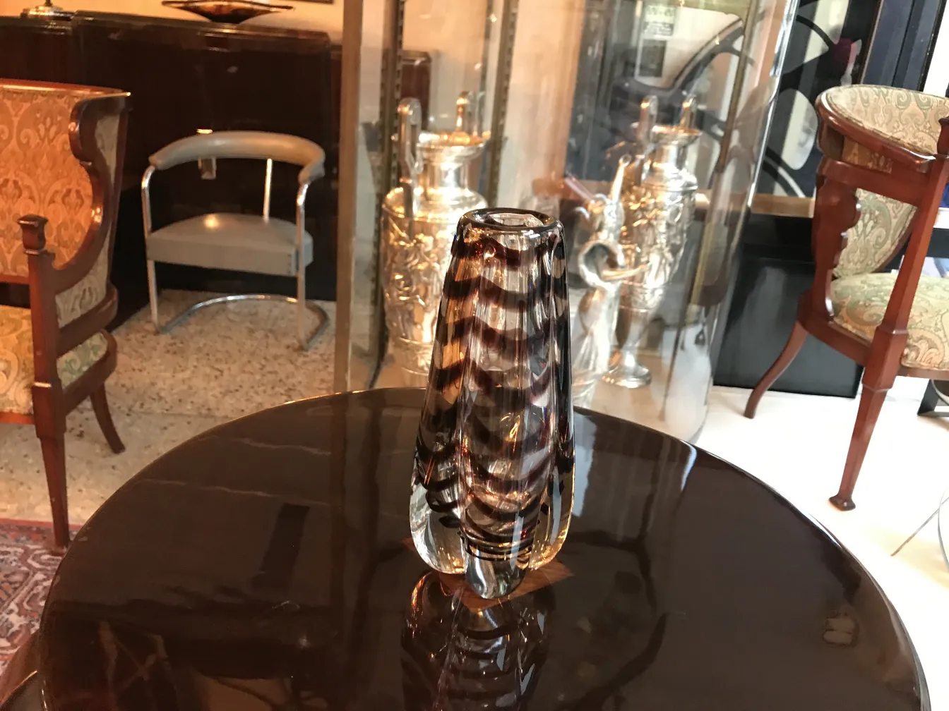 vase antico di murano con design distintivo, in un ambiente classico