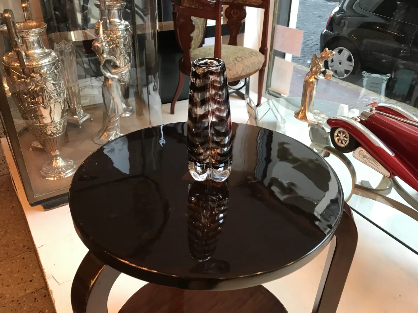 murano-vase auf einem Tisch, antik mit lebhaften Farben