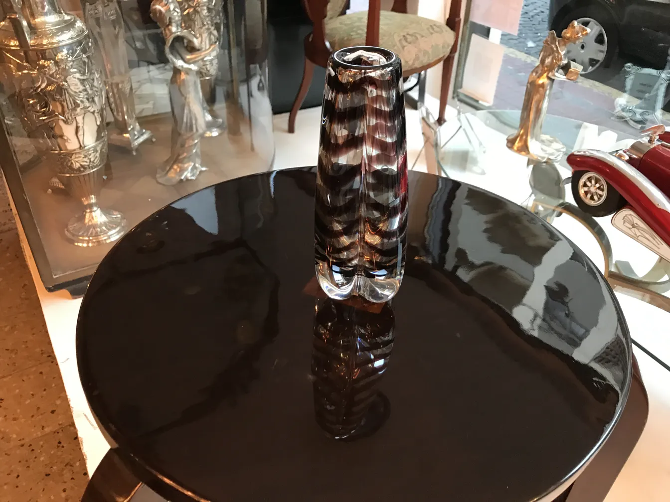 vaso di murano antico, design colorato su tavolo nero in ambiente classico