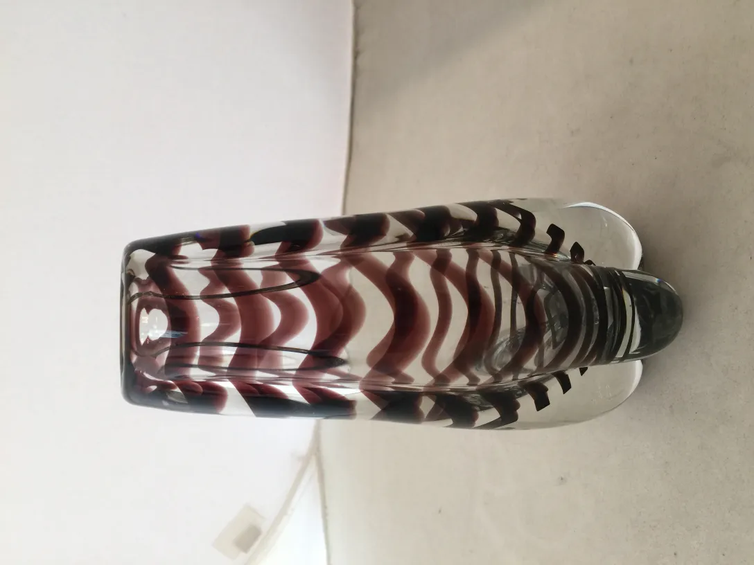 Vase Murano avec des motifs ondulés en tons rouges