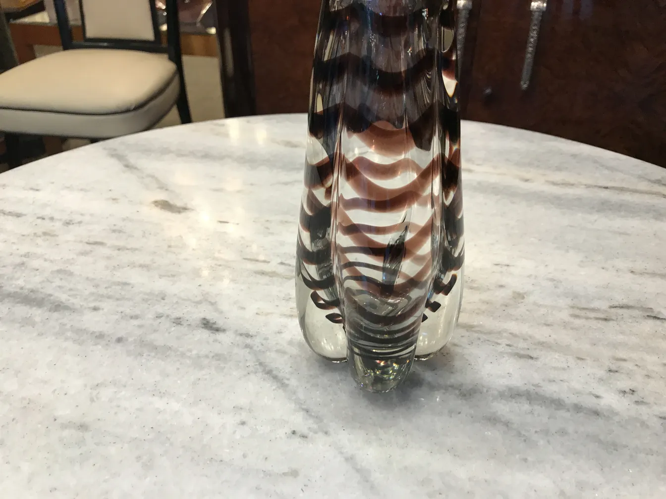 vaso de murano antigo em mesa com padrões coloridos