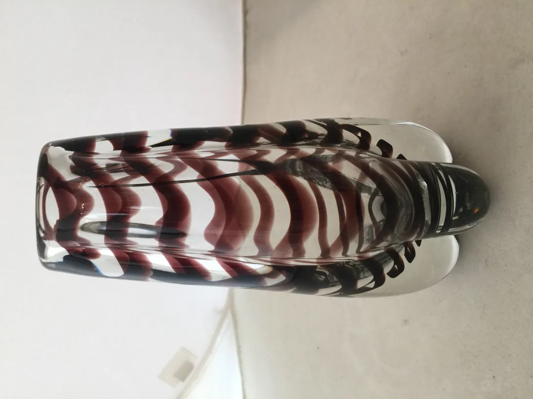 Antike Murano-Glas mit roten und schwarzen Mustern, dekorativ