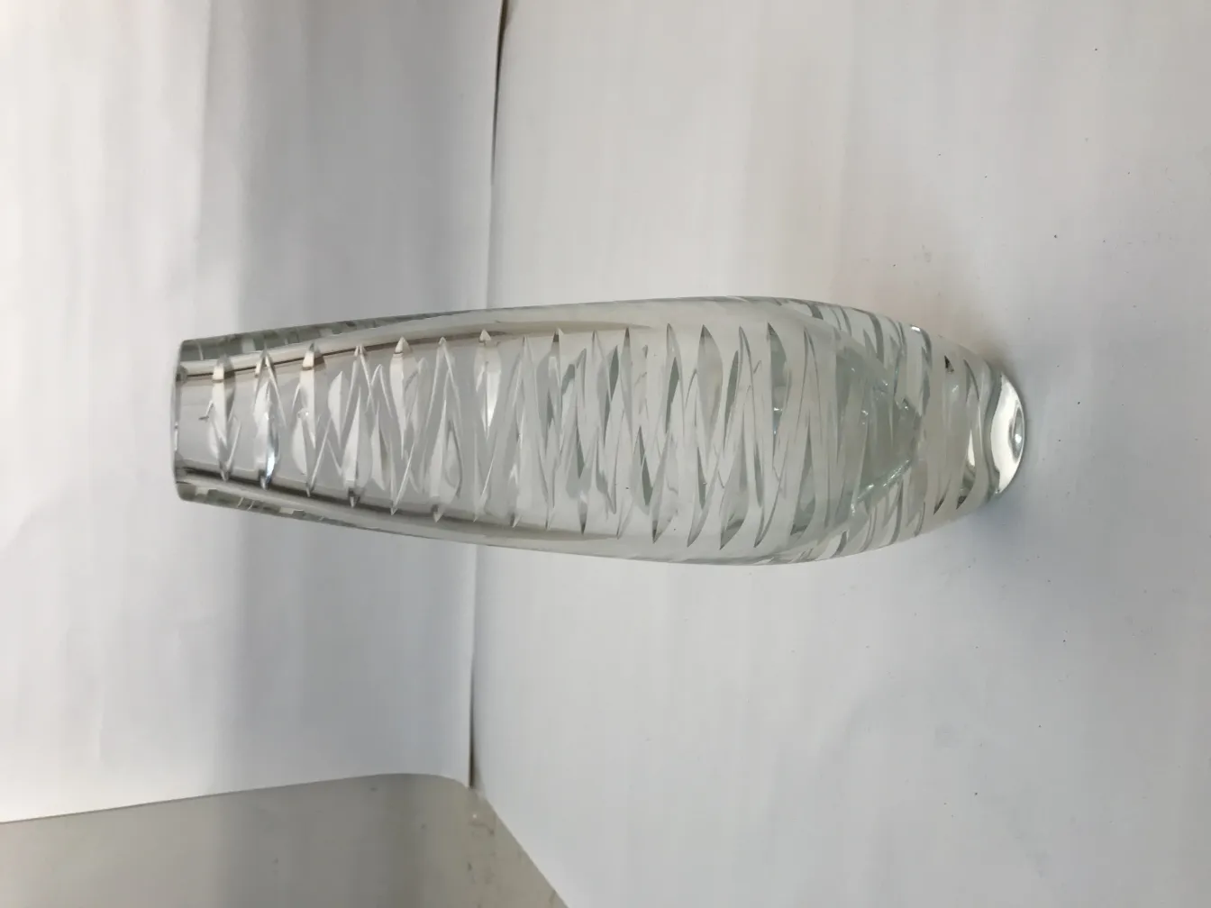 vase murano avec design sculpté dans un cadre élégant