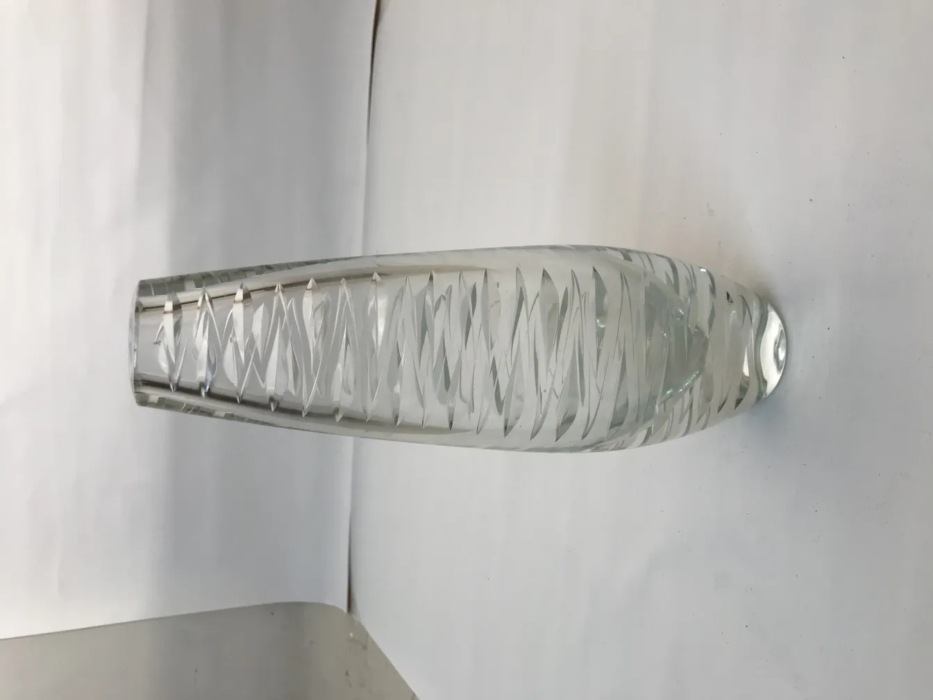 vase murano avec motif sculpté et forme élégante