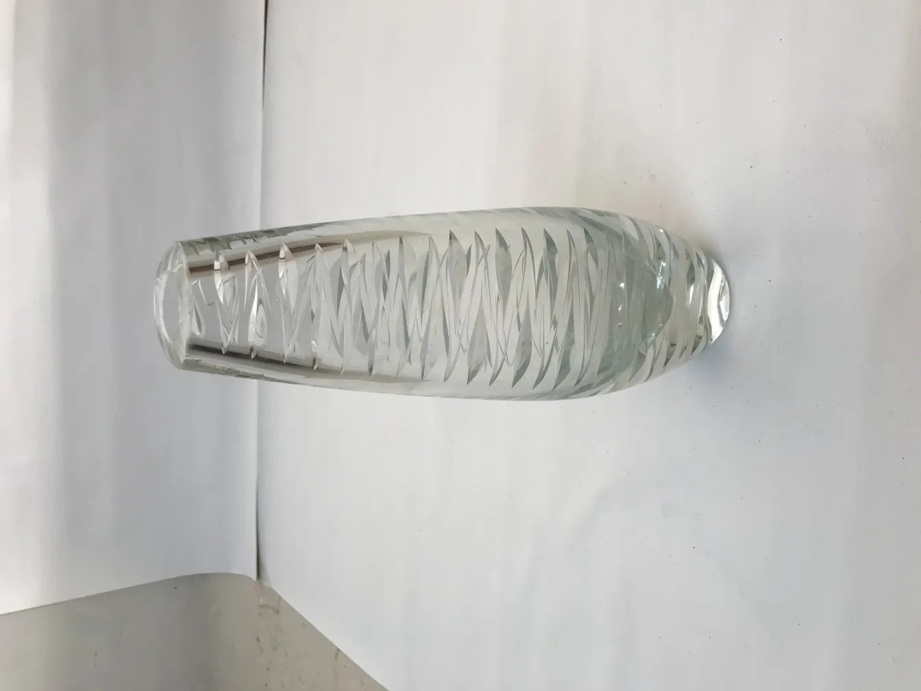 murano-vase mit elegantem design auf weißem hintergrund