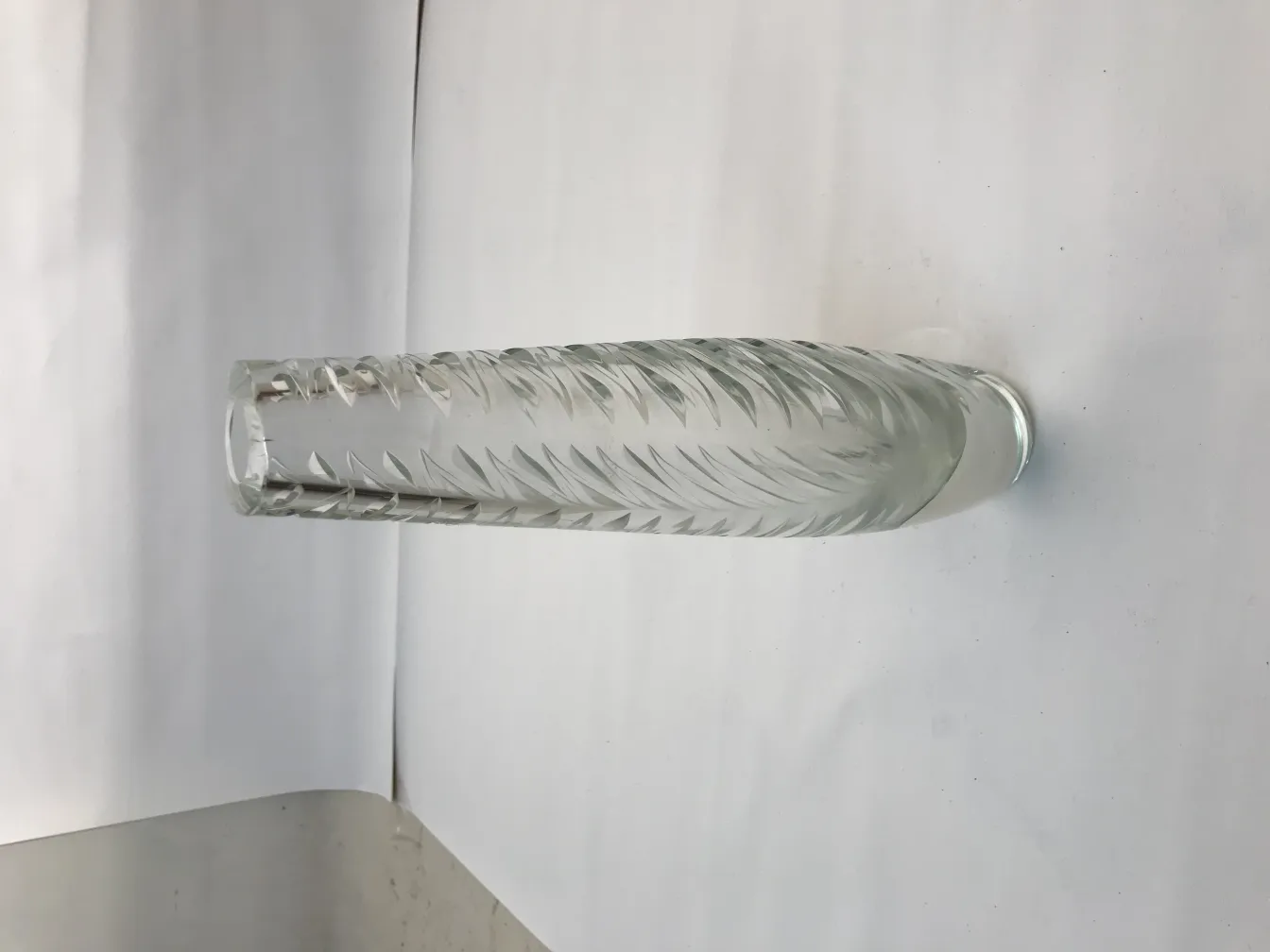 vase ancien de murano avec détails sculptés et forme élégante sur fond blanc