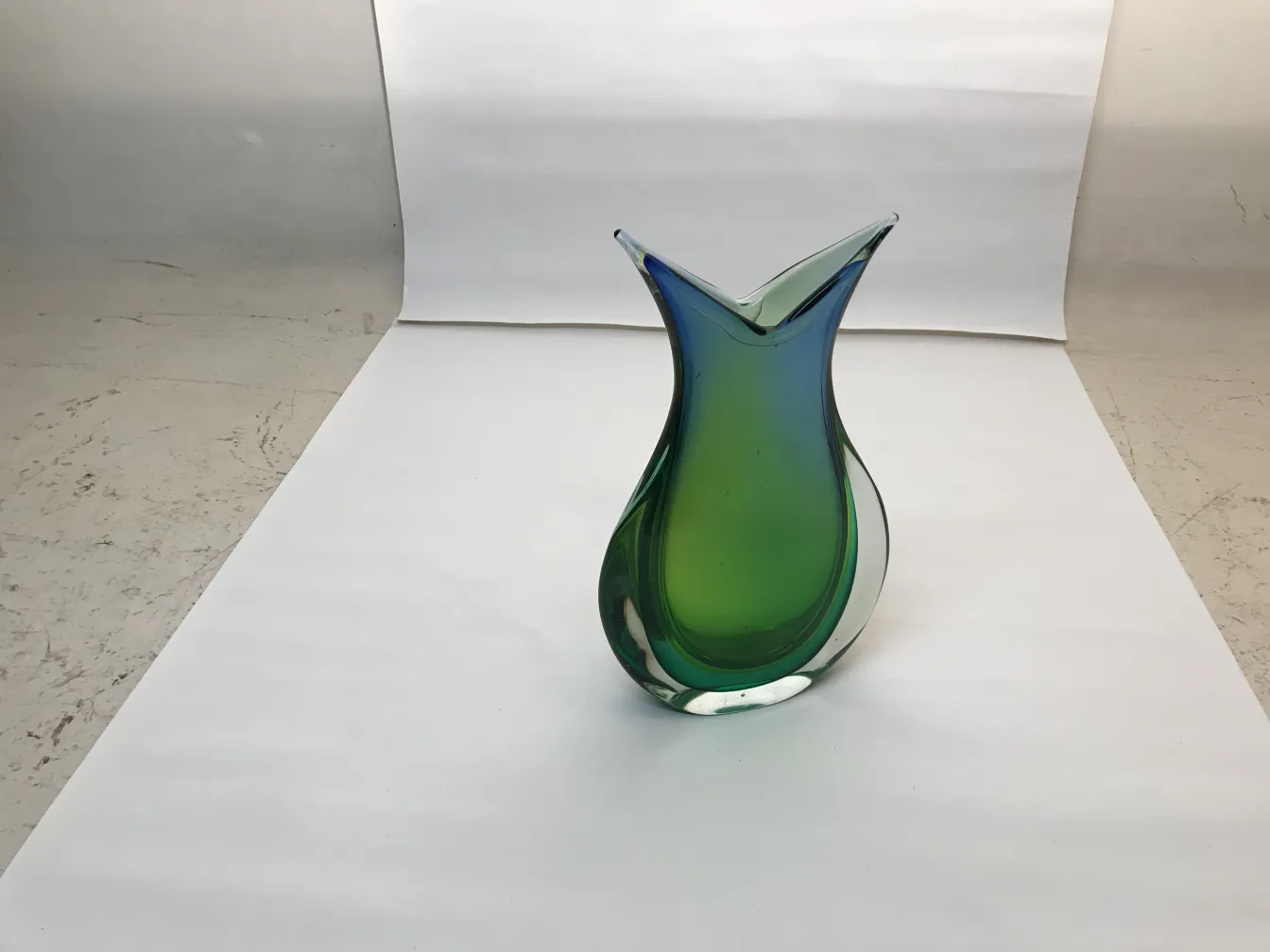 vase antique de murano avec une forme élégante et des couleurs vertes