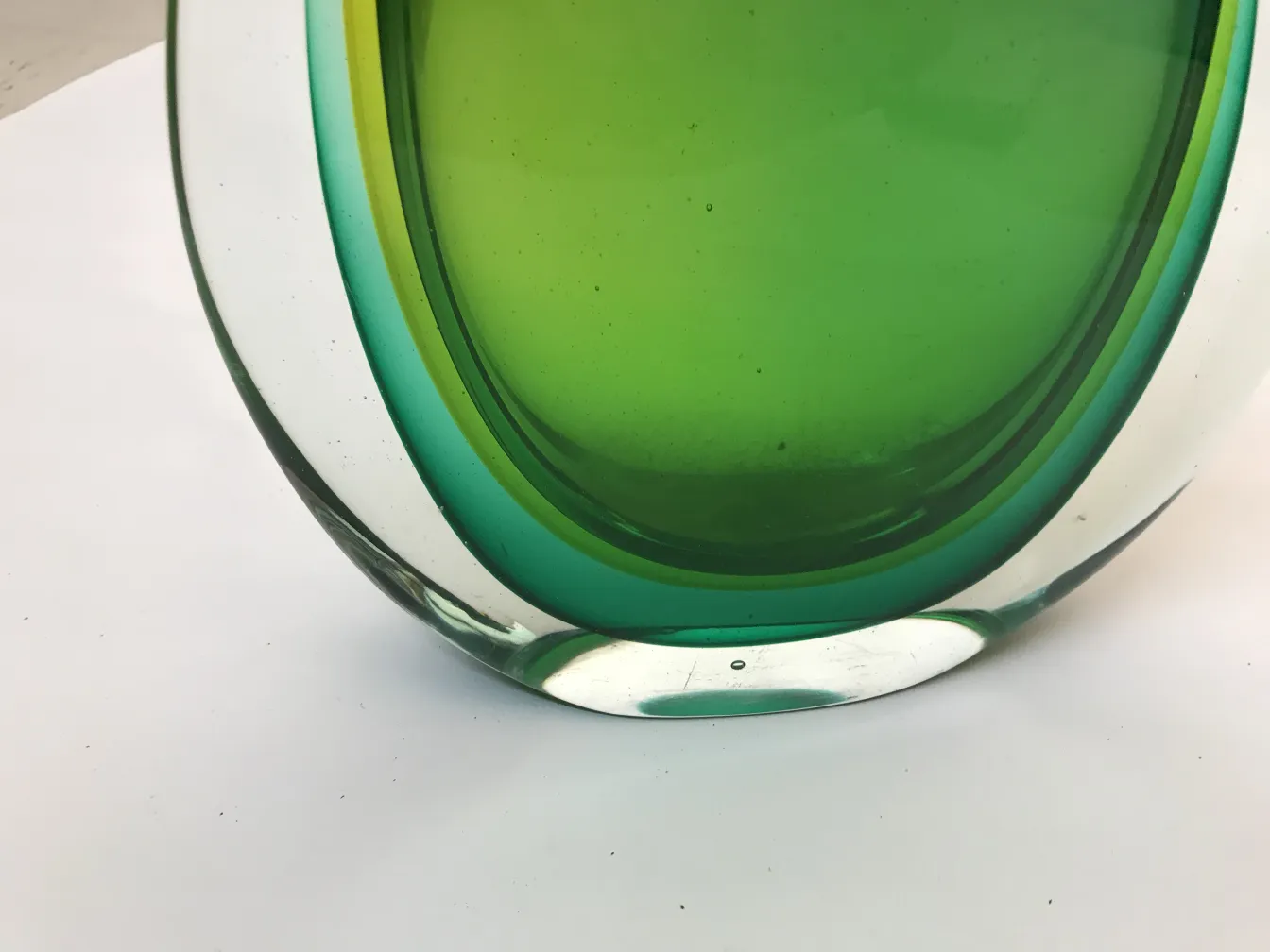 florero antiguo de Murano en tonos verdes, elegante y decorativo