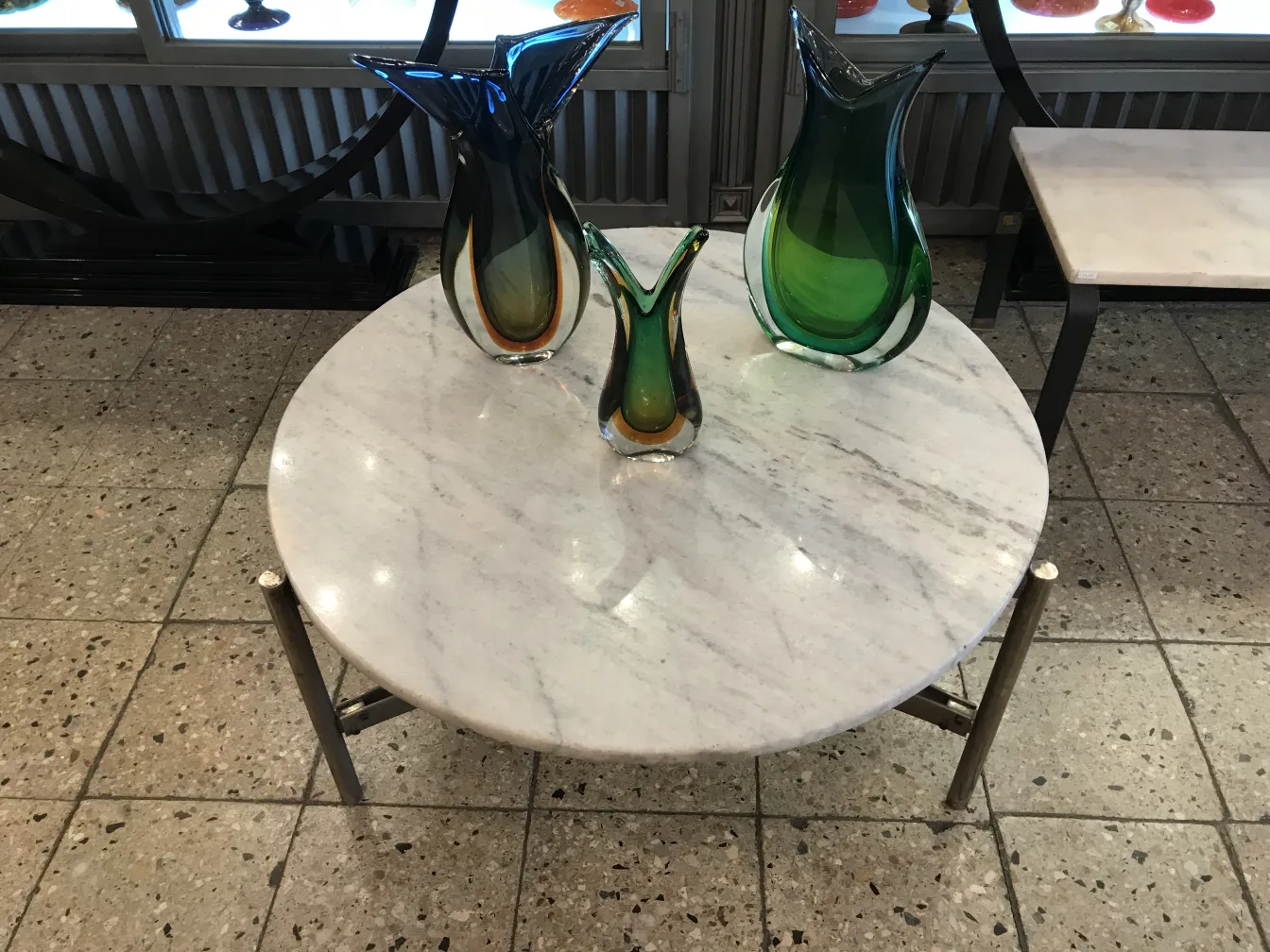 Antiker Murano-Glas auf einem weißen runden Tisch, elegant und bunt