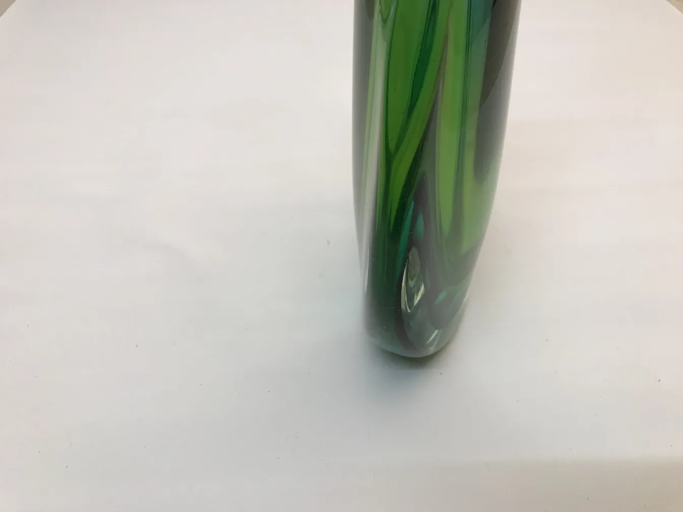 vaso de murano com cores vibrantes, estilo antigo em um ambiente neutro