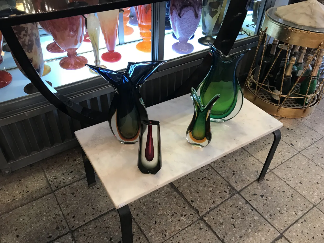 Antigo vaso de Murano em várias cores com formas elegantes.