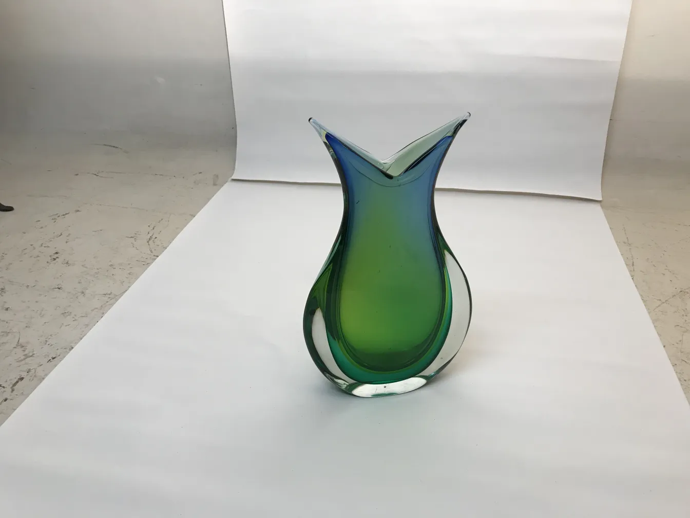 vaso de murano antigo com tons de verde e azul