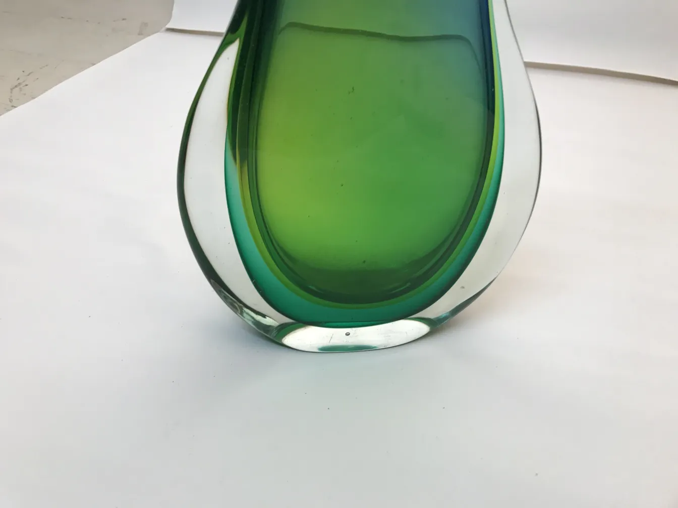 vase murano ancien avec nuances de vert et forme élégante, fond blanc