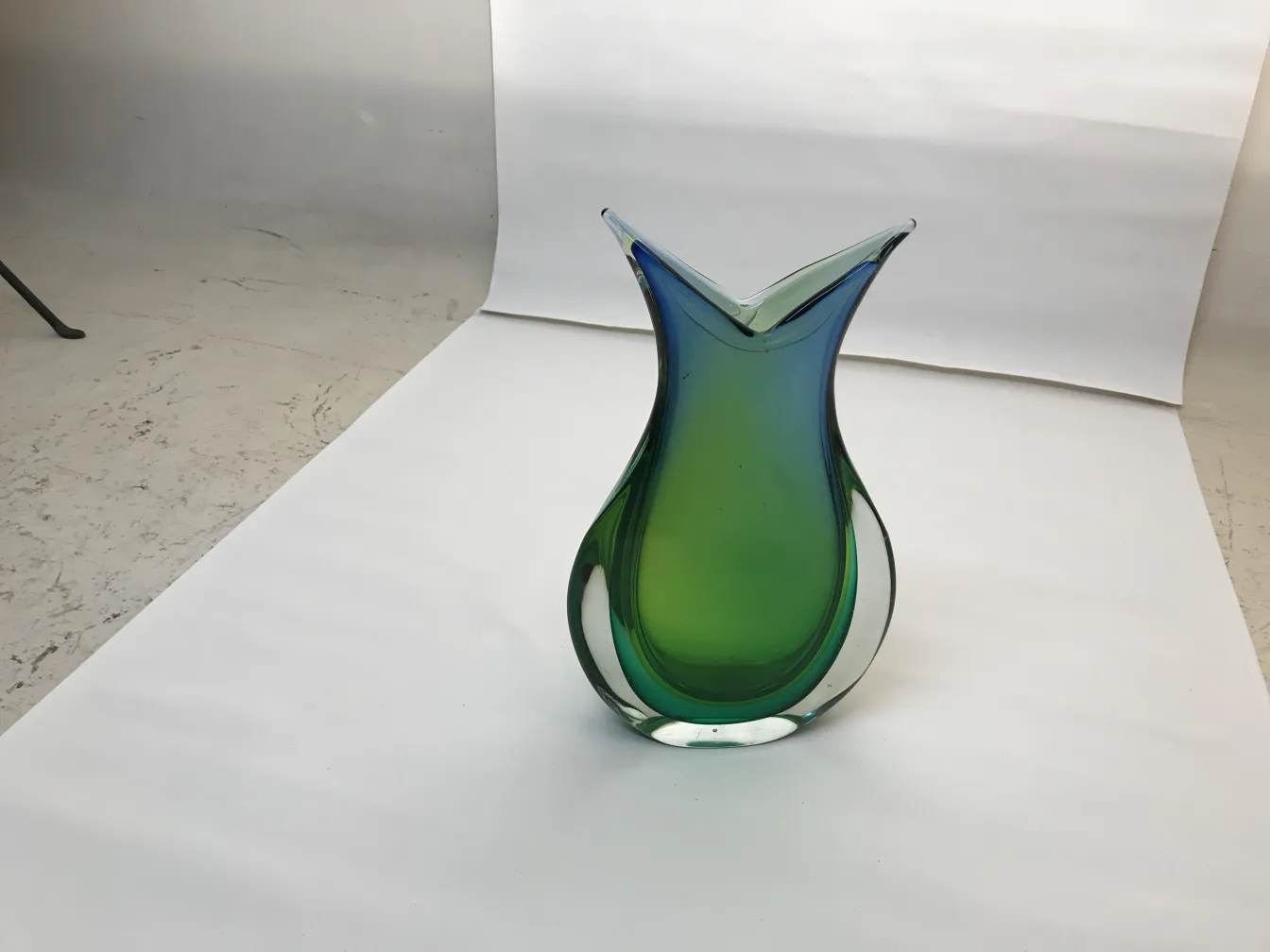 vase murano ancien vert et bleu sur fond blanc